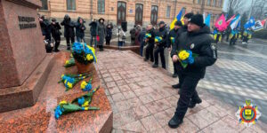 Покладання квітів офіцерами поліції - ДонДУВС