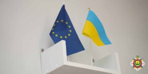 Прапори Євросоюзу та України - ДонДУВС