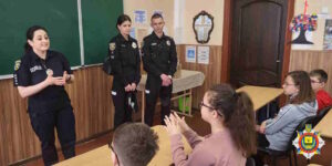 Поліцейські та курсанти в Гімназії - ДонДУВС