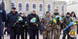 Поклали квіти на площі Героїв Майдану - ДонДУВС